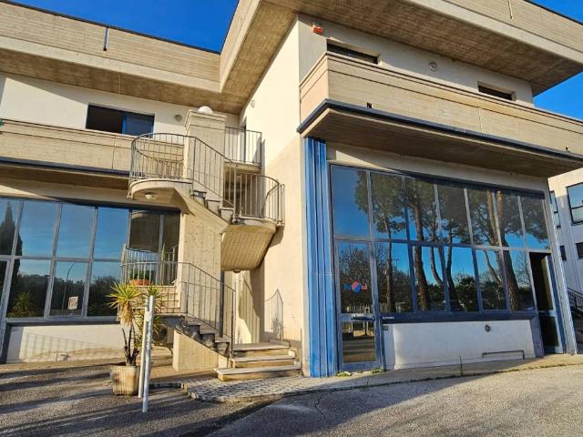 Locale Commerciale in vendita a Marche, Fermo