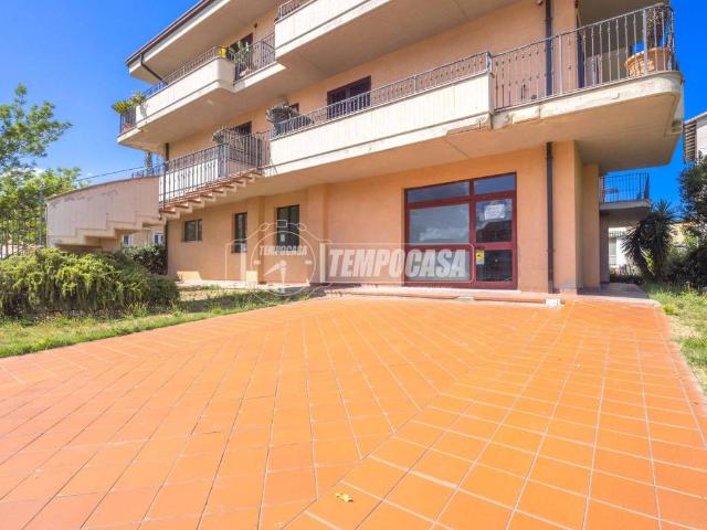 Locale Commerciale in vendita a Marche, Fermo