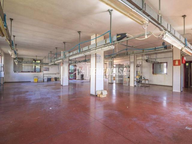 Locale Commerciale in vendita a Marche, Fermo