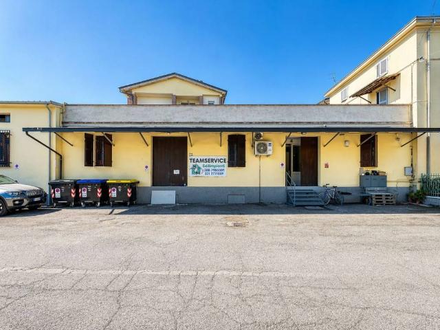 Locale Commerciale in vendita a Val d’Enza, Re