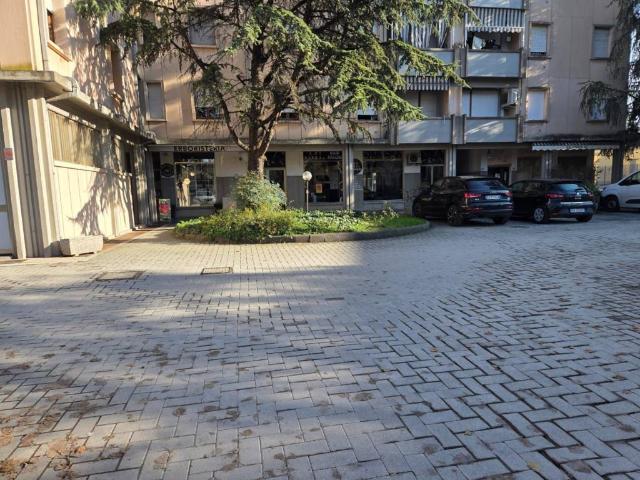 Locale Commerciale in vendita a Val d’Enza, Re