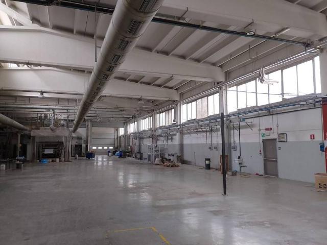 Locale Commerciale in vendita a Val d’Enza, Re