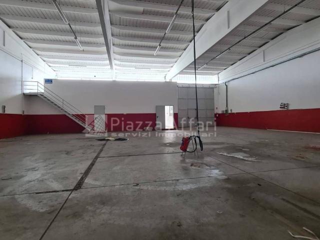 Locale Commerciale in vendita a Val d’Enza, Re