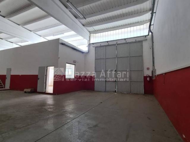 Locale Commerciale in vendita a Val d’Enza, Re