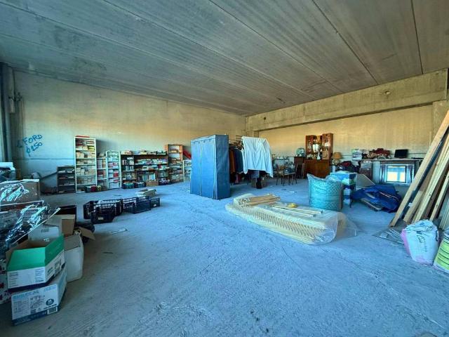 Locale Commerciale in vendita a Val d’Enza, Re