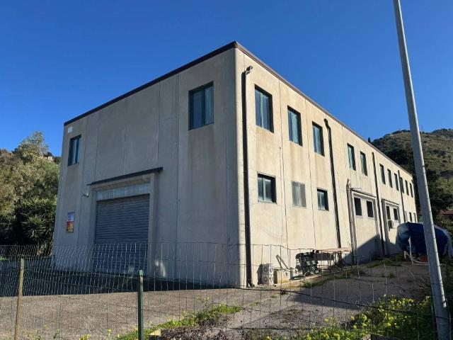 Locale Commerciale in vendita a Santo Stefano di Camastra, Messina