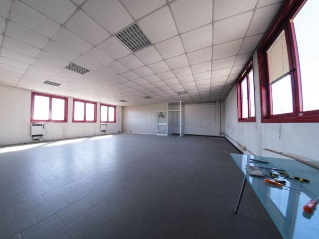 Locale Commerciale in vendita a Ponzano Magra, Santo Stefano Di Magra
