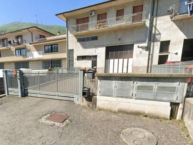 Locale Commerciale in vendita a Selino Basso, Sant'Omobono Terme