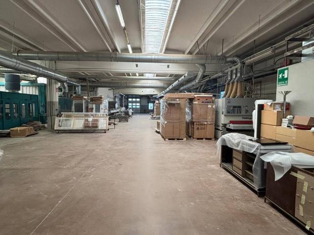 Locale Commerciale in vendita a Sant'omobono Imagna, Lombardia