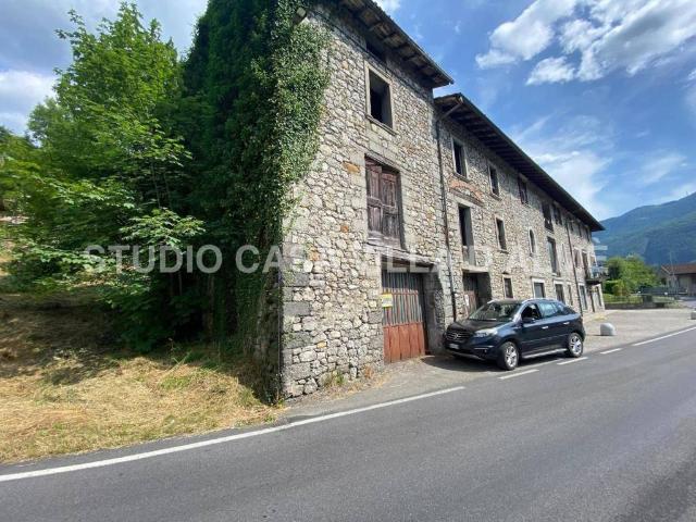 Locale Commerciale in vendita a Sant'omobono Imagna, Lombardia
