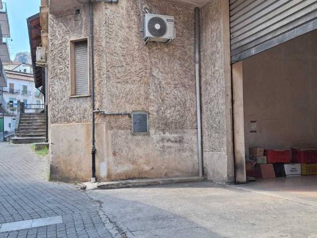 Locale Commerciale in vendita a Calabria, Cosenza