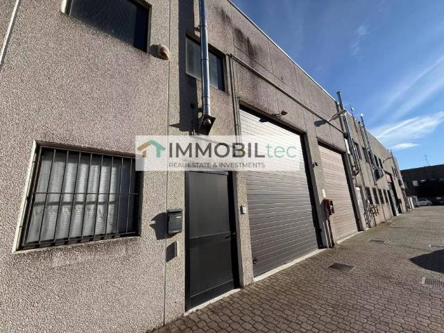 Locale Commerciale in vendita a Saronno, Lombardia