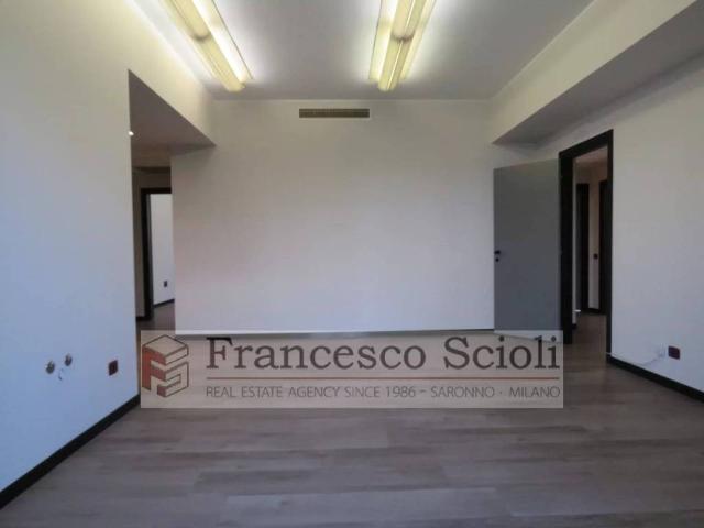 Locale Commerciale in vendita a Volta-Prealpi, Saronno