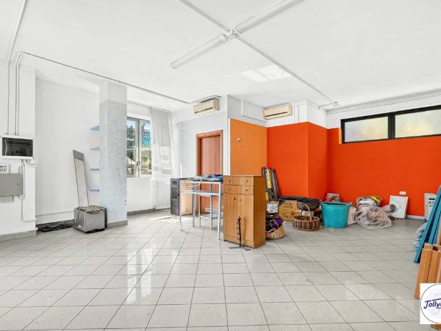 Locale Commerciale in vendita a Volta-Prealpi, Saronno