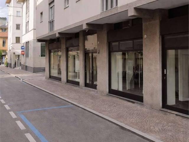 Locale Commerciale in vendita a Volta-Prealpi, Saronno