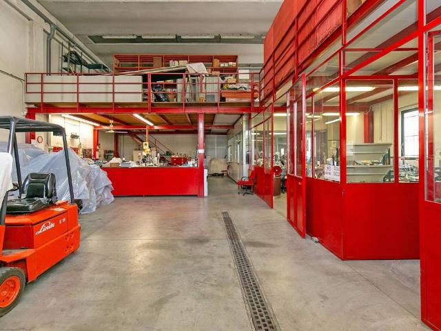 Locale Commerciale in vendita a Saronno, Lombardia