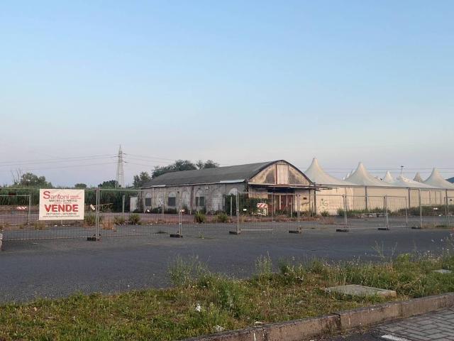 Locale Commerciale in vendita a Sarzana, Liguria