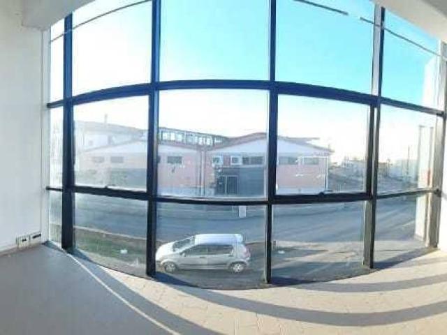 Locale Commerciale in vendita a Sarzana, Liguria