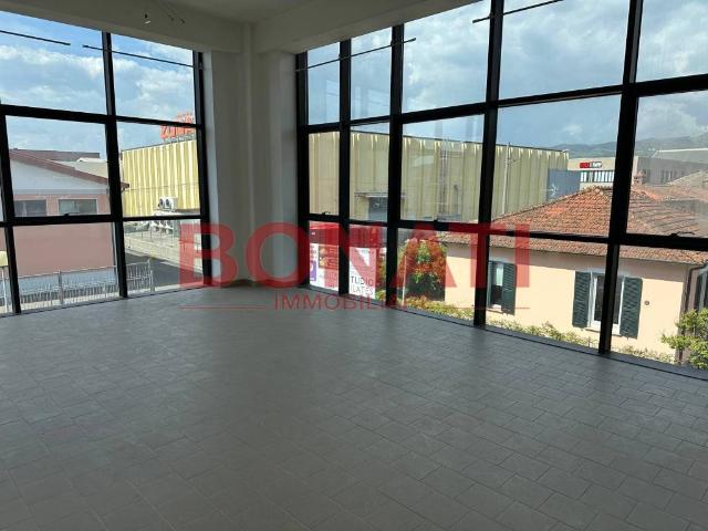 Locale Commerciale in vendita a Sarzana, Liguria