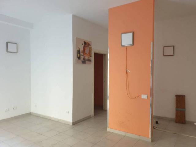 Locale Commerciale in vendita a Sarzana, Liguria