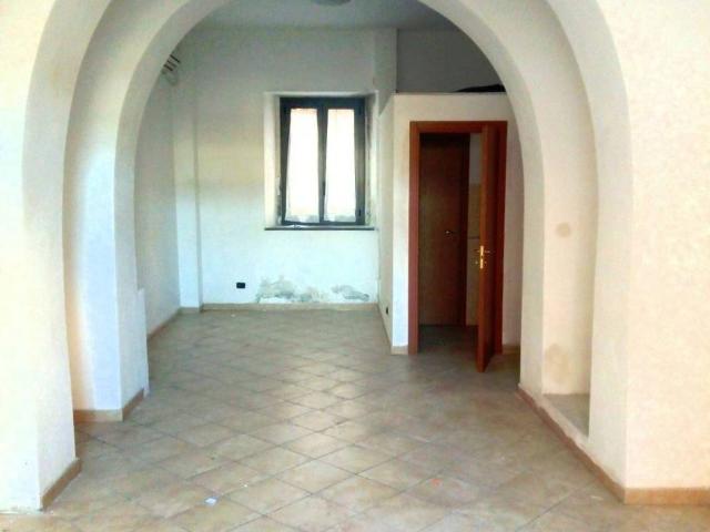 Locale Commerciale in vendita a Sarzana, Liguria