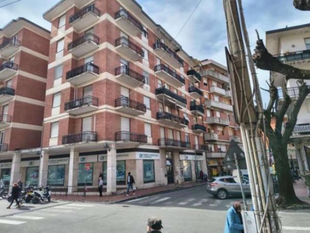 Locale Commerciale in vendita a Sarzana, Liguria