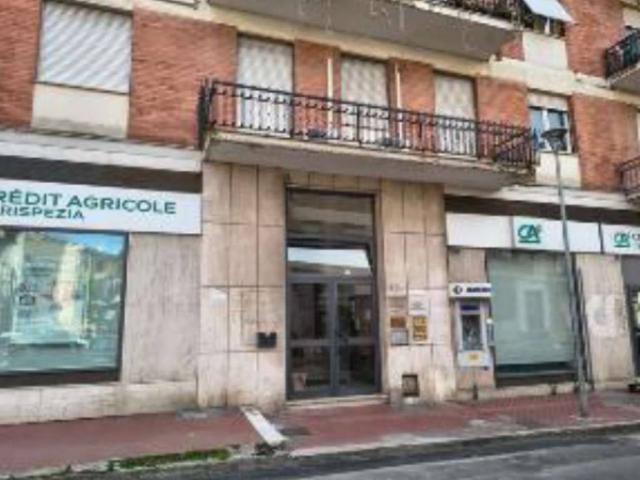 Locale Commerciale in vendita a Sarzana, Liguria