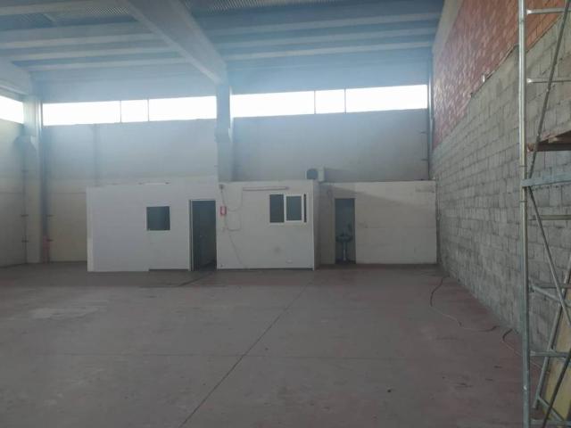 Locale Commerciale in vendita a Sarzana, Liguria