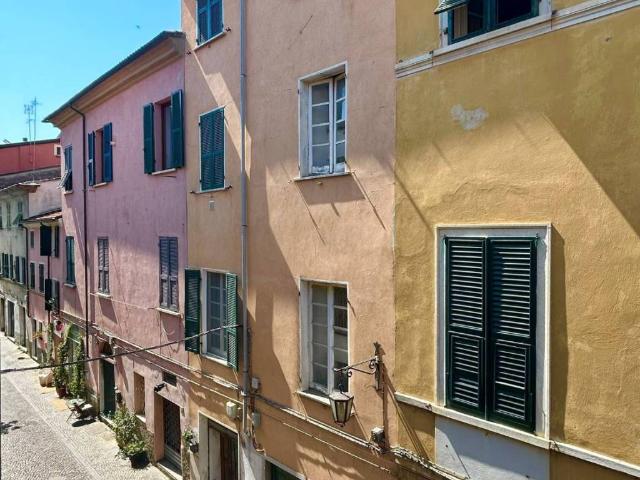 Locale Commerciale in vendita a Sarzana, Liguria