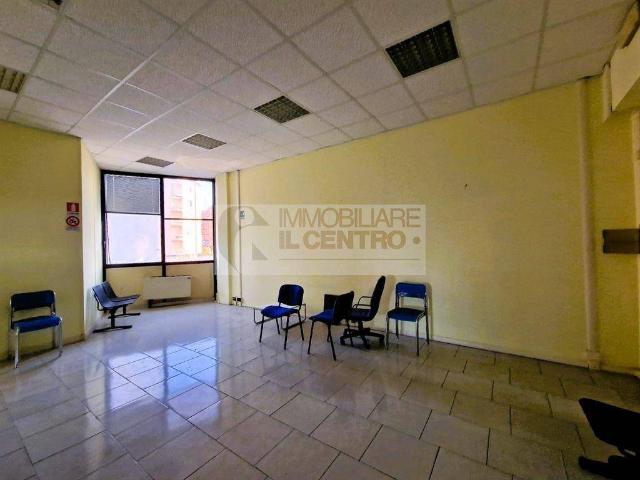 Locale Commerciale in vendita a Sarzana, Liguria