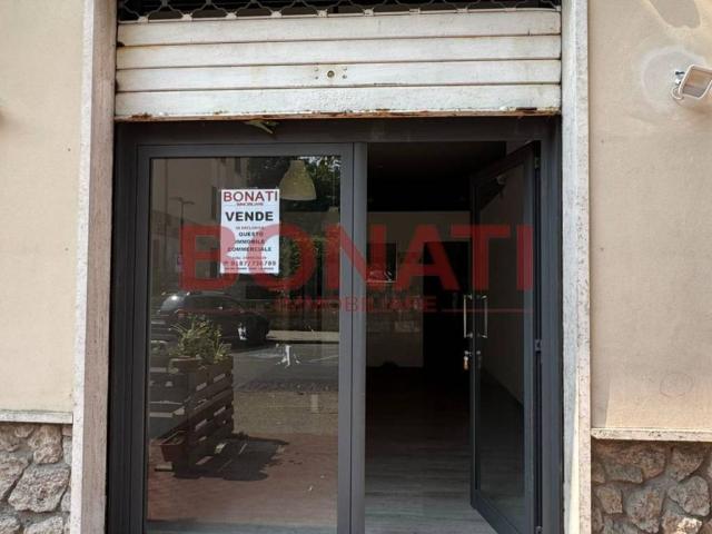 Locale Commerciale in vendita a Olmo, Sarzana