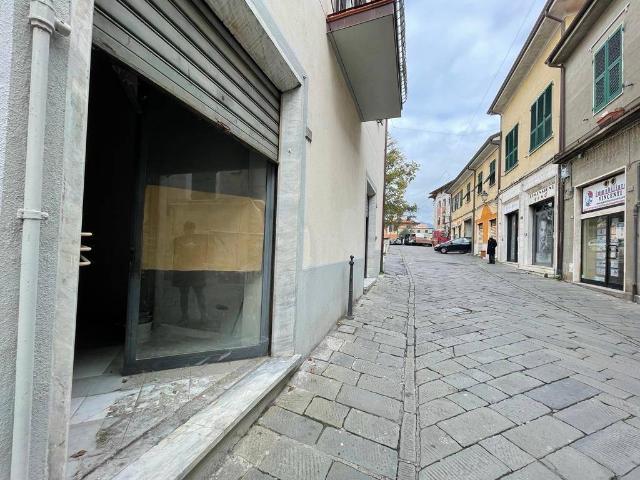 Locale Commerciale in vendita a Sarzana, Liguria