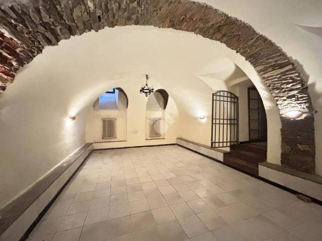 Locale Commerciale in vendita a Olmo, Sarzana
