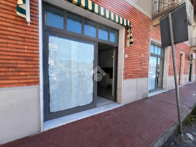 Locale Commerciale in vendita a Sarzana, Liguria