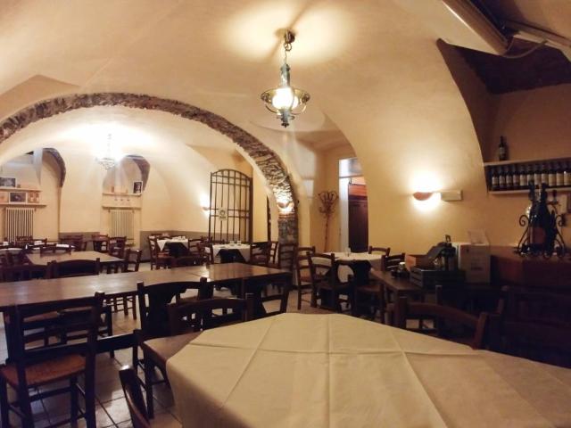 Locale Commerciale in vendita a Sarzana, Liguria