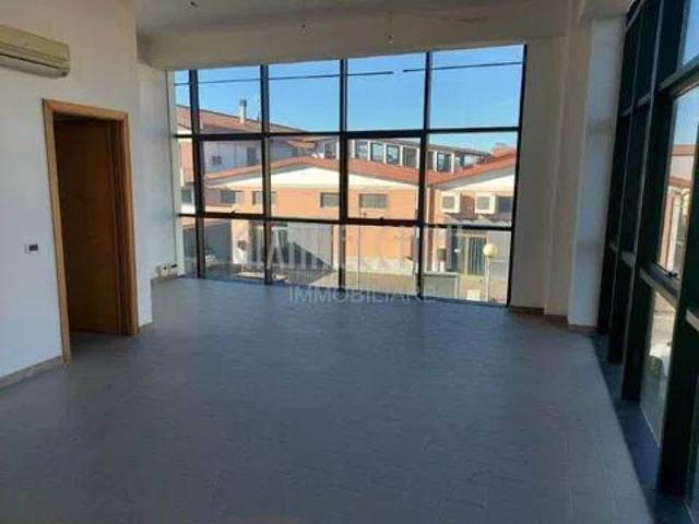 Locale Commerciale in vendita a Sarzana, Liguria