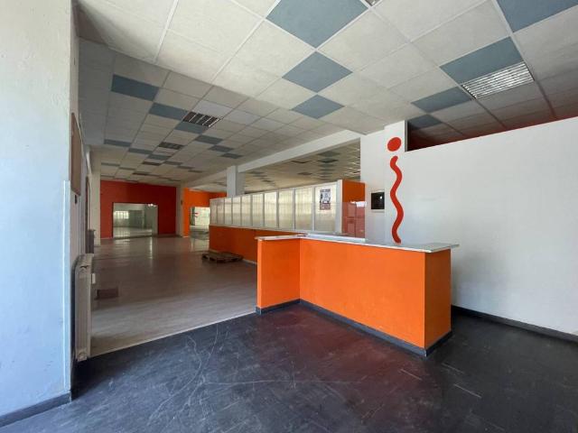 Locale Commerciale in vendita a Sarzana, Liguria