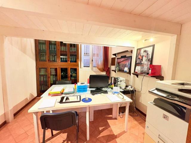 Locale Commerciale in vendita a Cappuccini, Cala Di Volpe