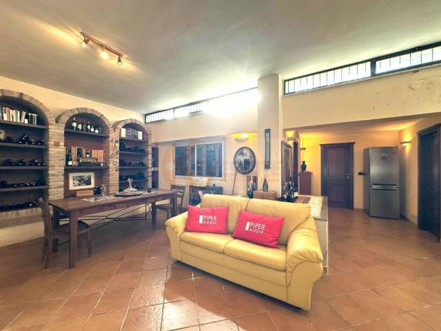 Locale Commerciale in vendita a Cappuccini, Cala Di Volpe