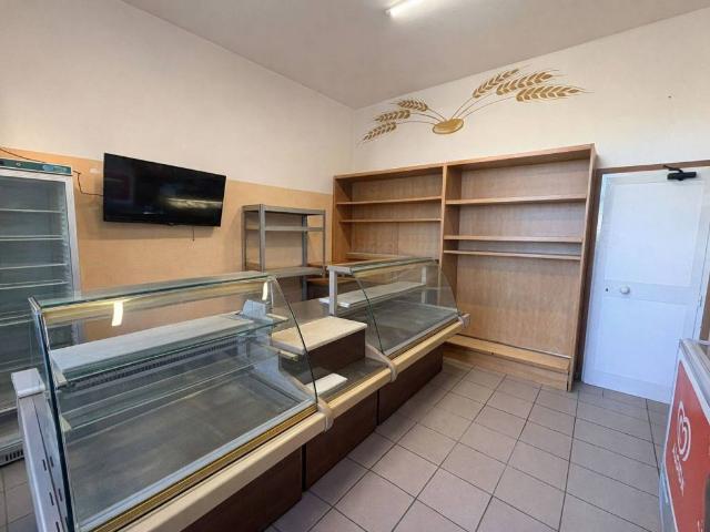 Locale Commerciale in vendita a Cappuccini, Cala Di Volpe