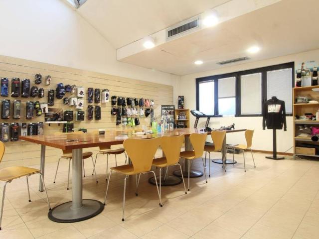 Locale Commerciale in vendita a Unione dei comuni Valli del Reno, Lavino e Samoggia, Sasso Marconi