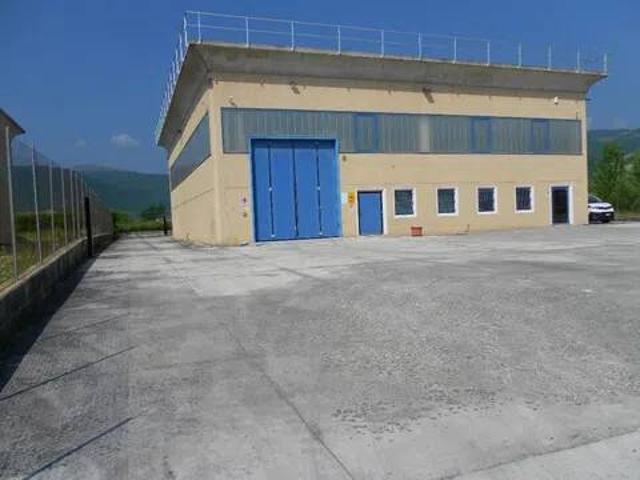 Locale Commerciale in vendita a Felcioni, Marche