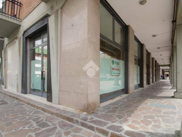Locale Commerciale in vendita a Unione dei comuni del Distretto Ceramico, Sassuolo