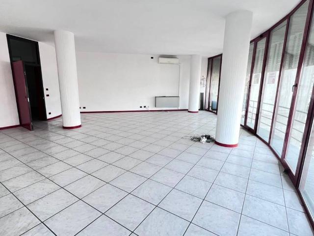 Locale Commerciale in vendita a Unione dei comuni del Distretto Ceramico, Sassuolo