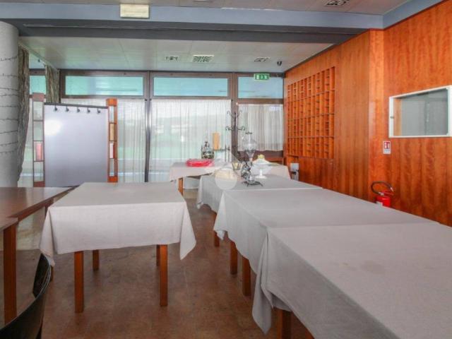 Locale Commerciale in vendita a Unione dei comuni del Distretto Ceramico, Sassuolo