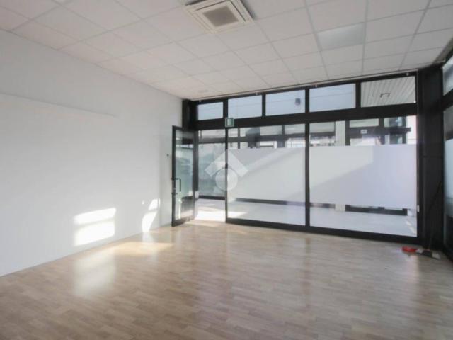 Locale Commerciale in vendita a Unione dei comuni del Distretto Ceramico, Sassuolo