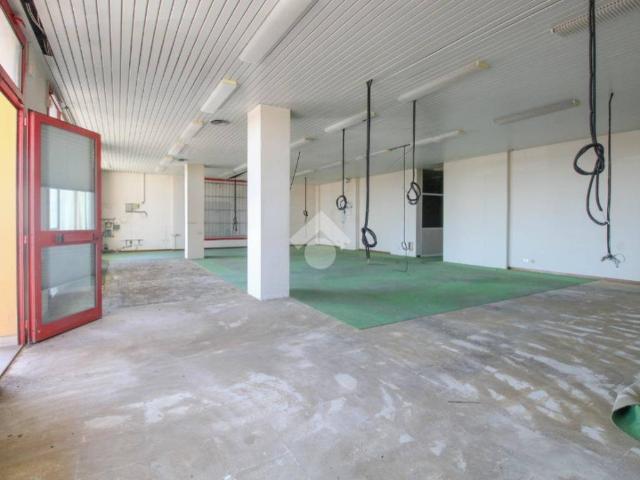 Locale Commerciale in vendita a Unione dei comuni del Distretto Ceramico, Sassuolo