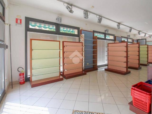 Locale Commerciale in vendita a Unione dei comuni del Distretto Ceramico, Sassuolo