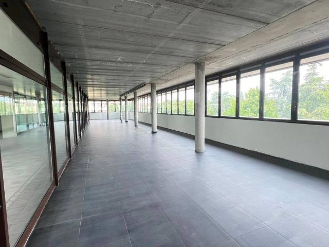 Locale Commerciale in vendita a Unione dei comuni del Distretto Ceramico, Sassuolo