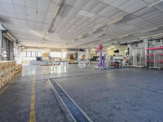 Locale Commerciale in vendita a Unione dei comuni del Distretto Ceramico, Sassuolo